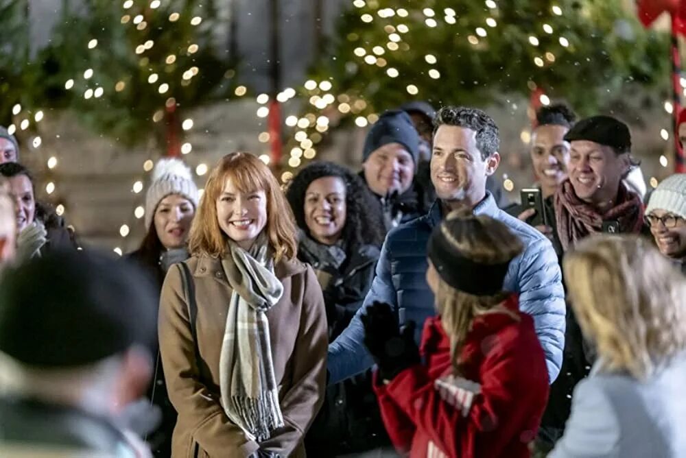 Вильянсико испания. Рождественские песенки на англ языке. Светлое рождество фильм 1954. Реальная любовь новый год. Пение на рождество.