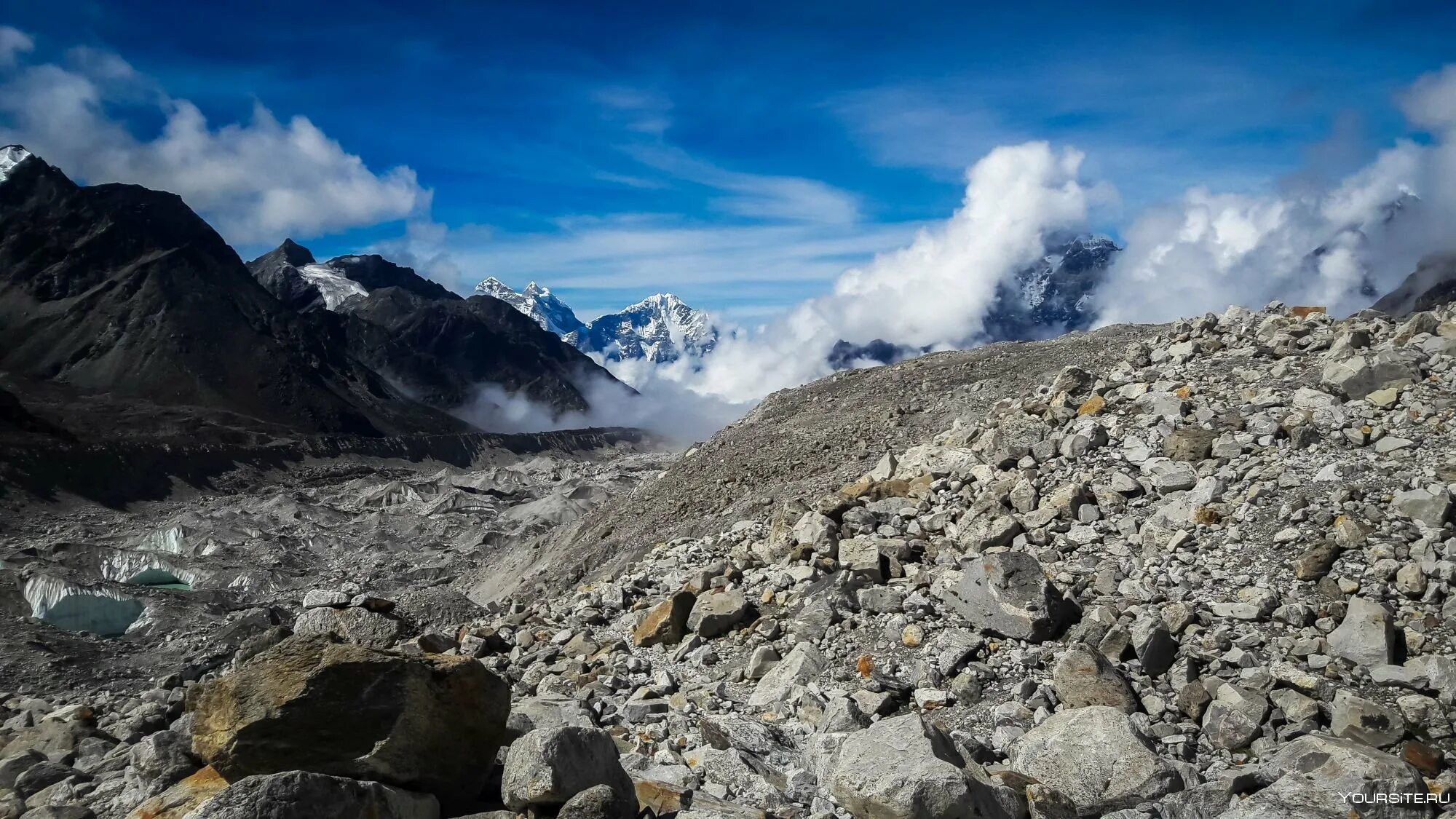 Вершина подножие. Лагерь у подножия Эвереста, Непал. Подножье горы Эверест. У подножия Джомолунгмы. Джомолунгма вид с подножия.