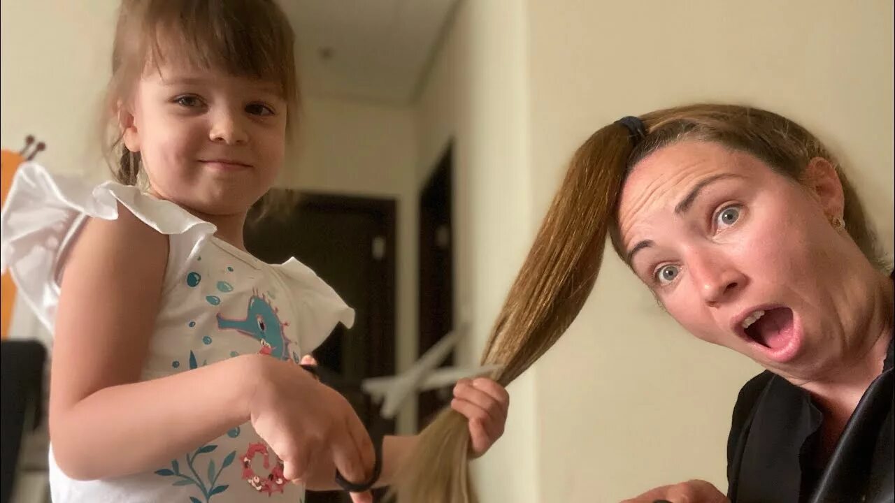 Подстригла дочку. Дочь обстригла волосы. Прическа мама постригла. Подстричь дочь. Мама стрижет волосы дочке.