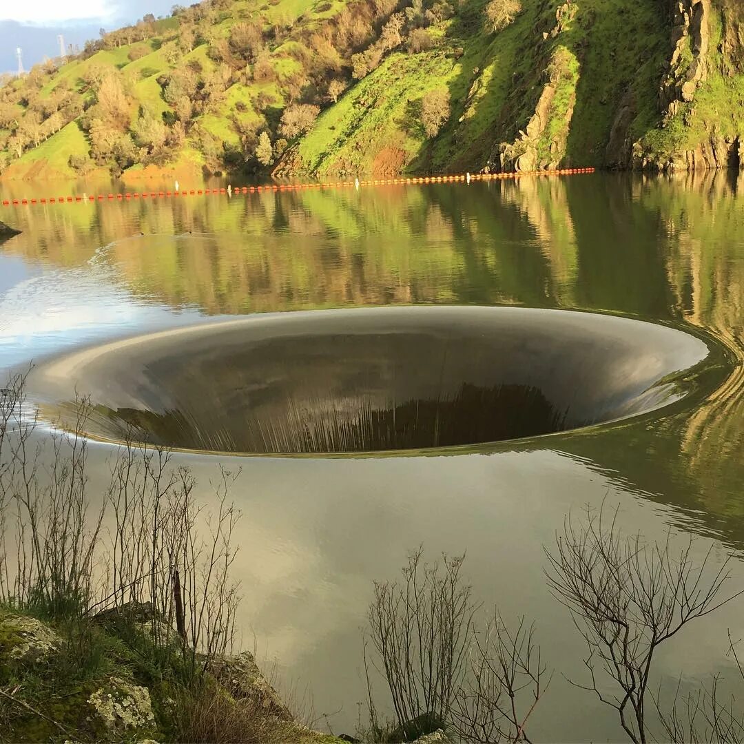 Водохранилище это. Озеро Берриесса Калифорния. Водохранилище Берриесса. Водохранилище Берриесса США Калифорния. Воронка в озере Берриесса.