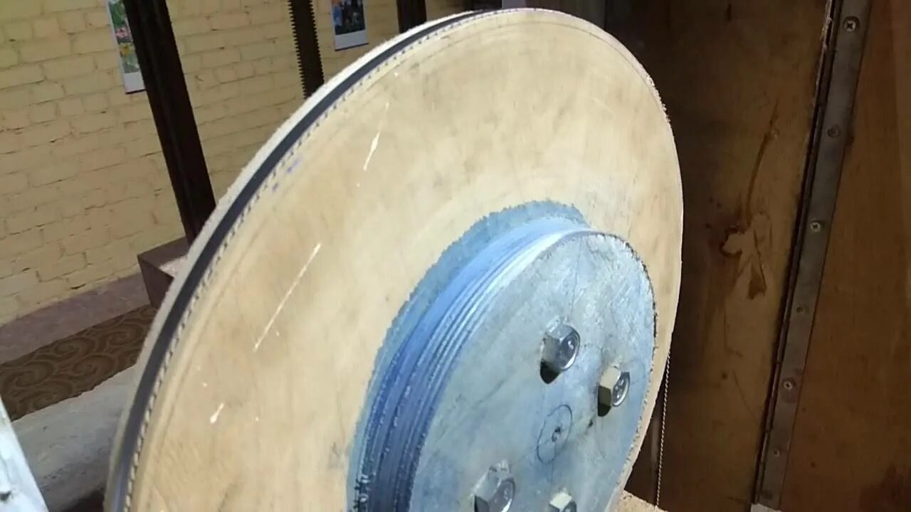 Двигатель для ленточной пилы по металлу. Самодельная ленточная пила по дереву. Шкив для ленточной пилы. Шкив для ленточной пилы jet 320 мм. Колесо для ленточной пилы по металлу.