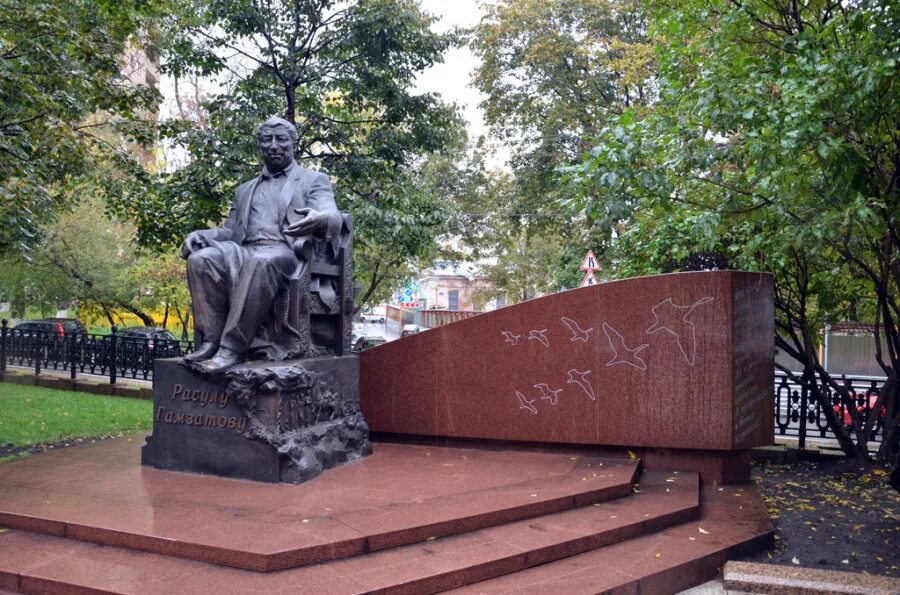 Русский драматический театр имени горького махачкала. Расула гамзатова 23. Русский театр в махачкале (театр драмы им. 100 лет со дня рождения расула гамзатова. Памятник расулу гамзатову в махачкале.