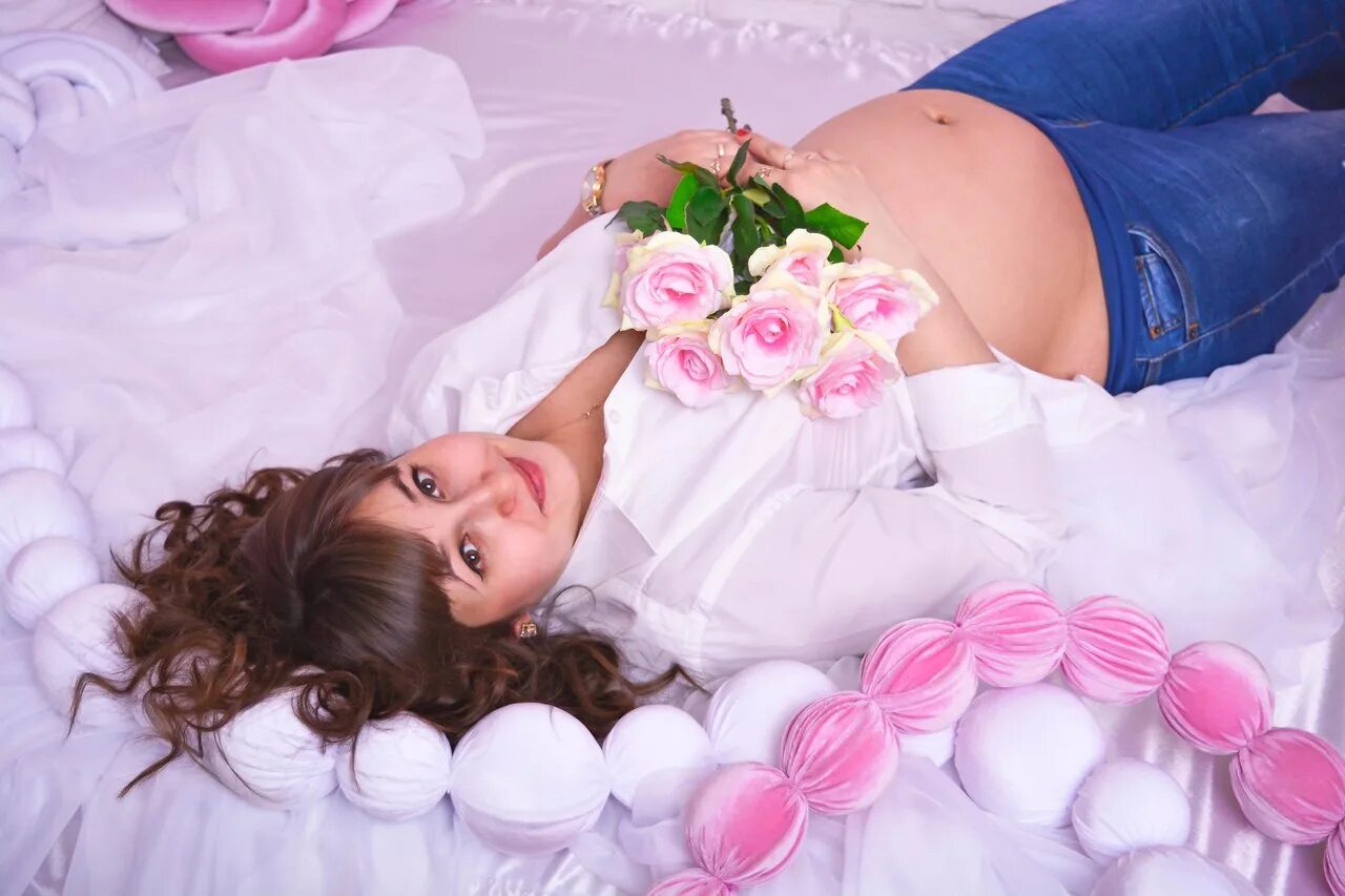 фотосессия беременной с букетом. в ожидании чуда красивые фото. в ожидании чуда 2007. красивая надпись в ожидании чуда. новогодняя фотосессия в пижамах.