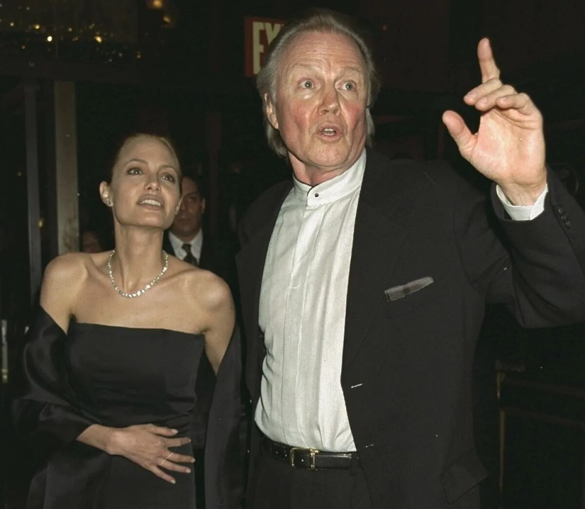 Отец анджелины джоли. Джон войт в молодости и анджелина джоли. Анджелина джоли и ее отец. Актер джон войт и джоли. Отец анджелины джоли.