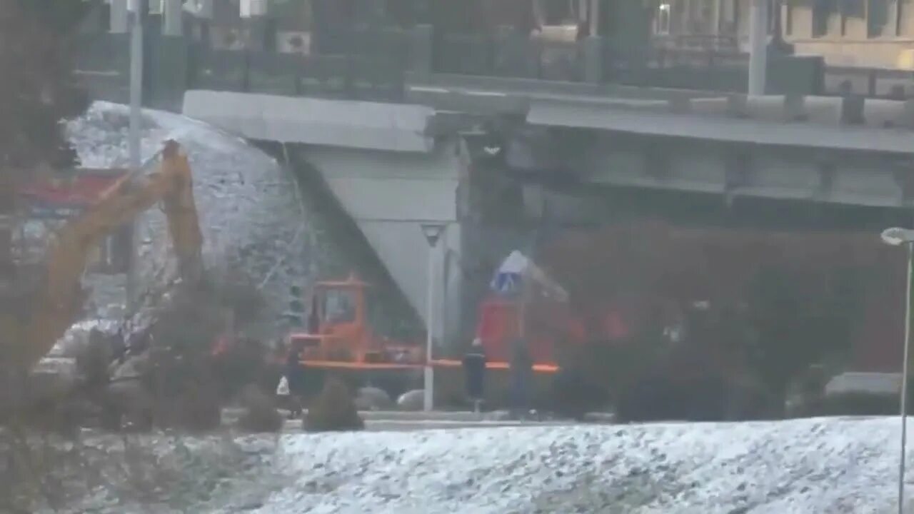 Видео обрушения моста. Мост в Минске обрушился. Пэн обвалился мост Минск Немига. Обрушение моста в Новоподрезково. Немига, где в 1999 году обрушился мост.