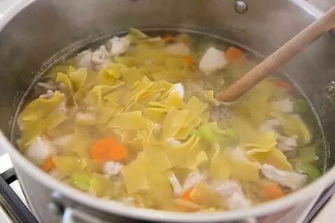 Куриный суп в кастрюле