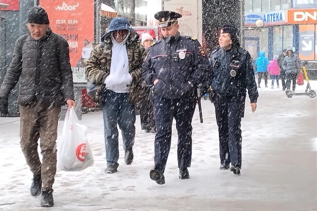 Снегопад в городе. Снег в Новосибирске. Снег в Новосибирске 2023. Мокрый снег.