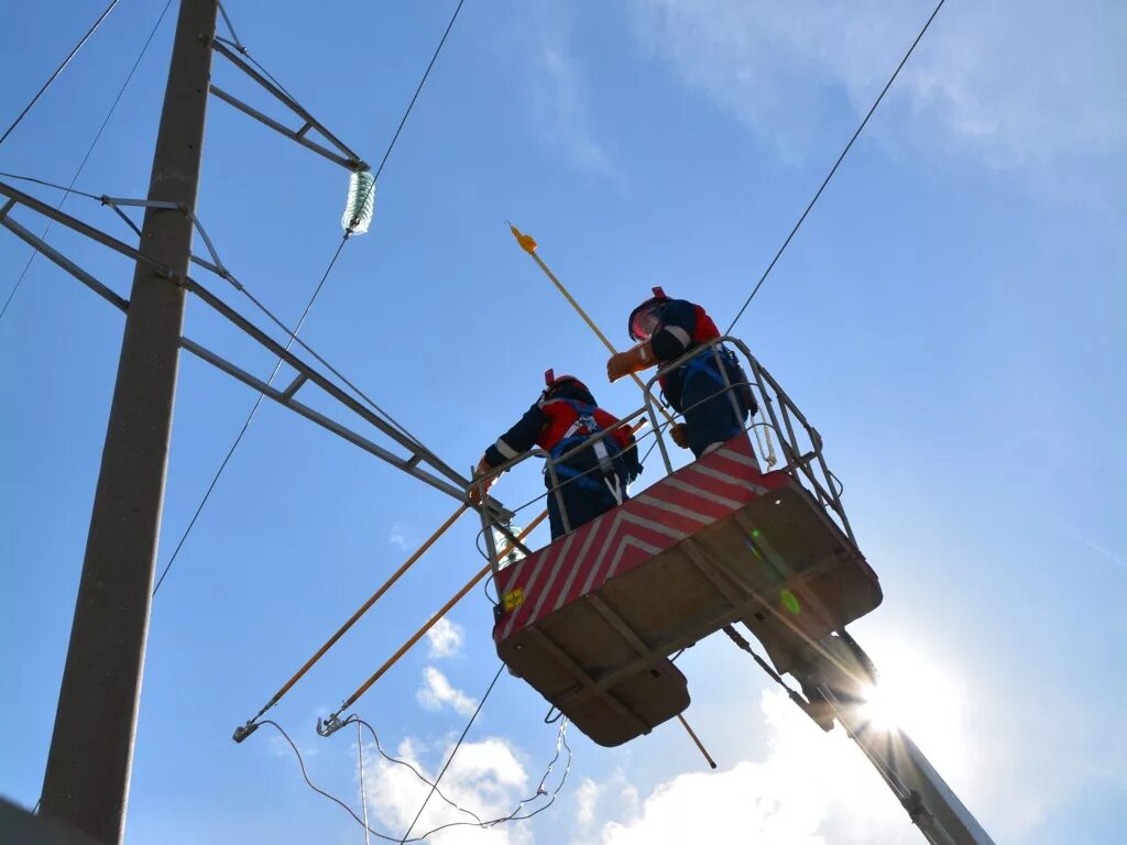 Лэп нижневартовск. Монтаж воздушных линий электропередач. Вл 10 кв. Электромонтер контактной сети эч-7. Лэп 35 кв переносное заземление.