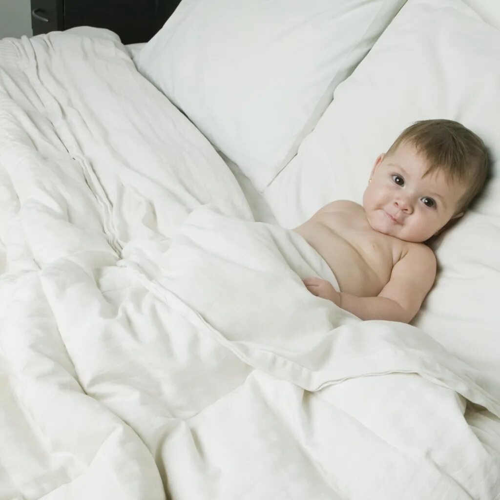 Кровать для детей. Детская фотосессия на кровати. Кровать спят детки. Кровать для младенца. Ребенок бай