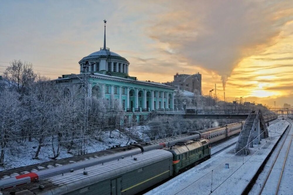 Поезд оленегорск москва. Железнодорожный вокзал Мурманск. Мурманский ЖД вокзал. Станция вокзал Мурманск. Вокзал Мурманск платформы.