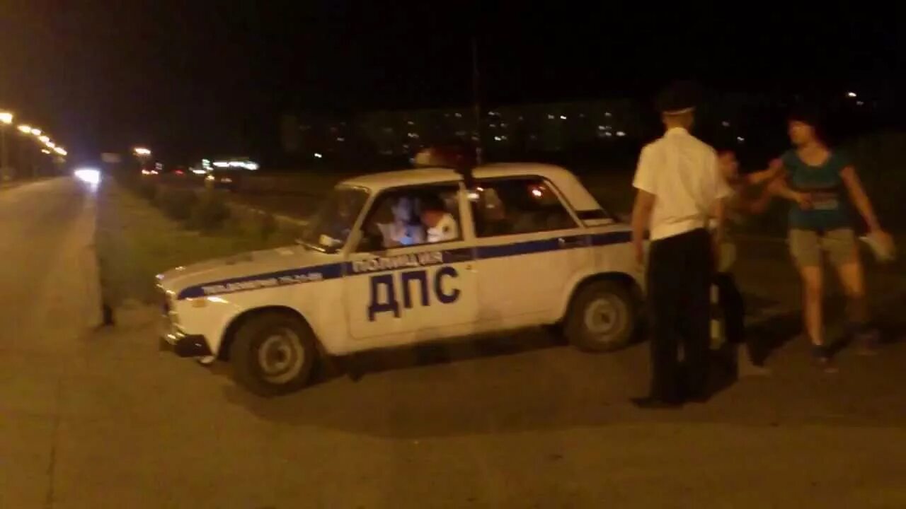 Полицейский проверяет документы. Полицейский на дороге. Инспектор дпс. Оскорбление сотрудника полиции. Оскорбления дпс.