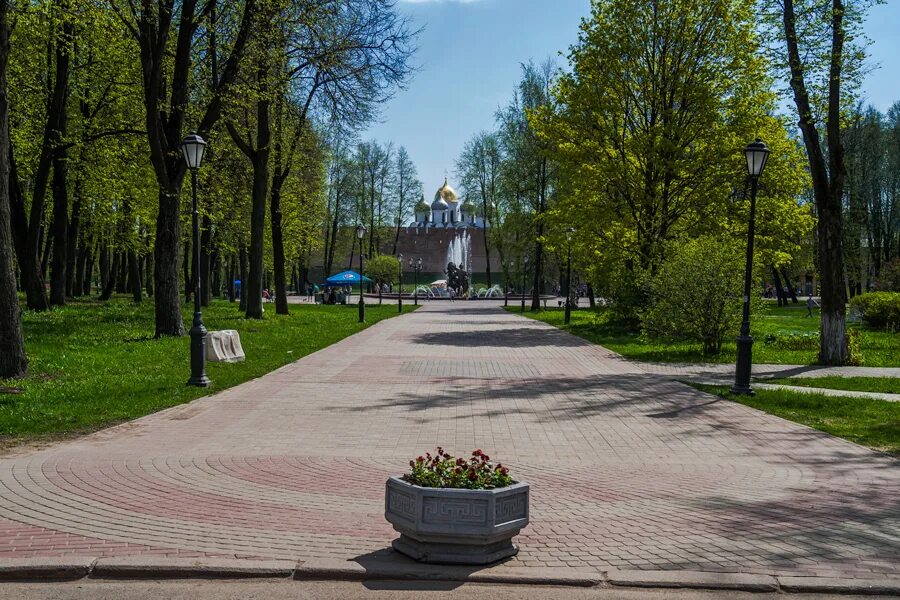 Новгород Кремлевский парк. Парк Кремль Великий Новгород. Кремлевский парк в Великом Новгороде. Кремлёвский парк Великий Новгород летом. Парки великого новгорода сайт