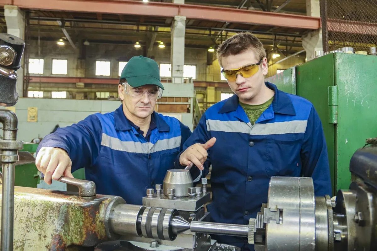 Работа токарь в москве свежие. Работа токарь в москве свежие. Фрезеровщик на станках. Слесарь. Токарь предприниматель.