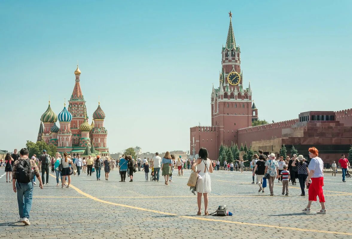 Москва фотки людей. Москва красная площадь люди. Кремль люди. Красная площадь лето. Люди на красной площади летом.