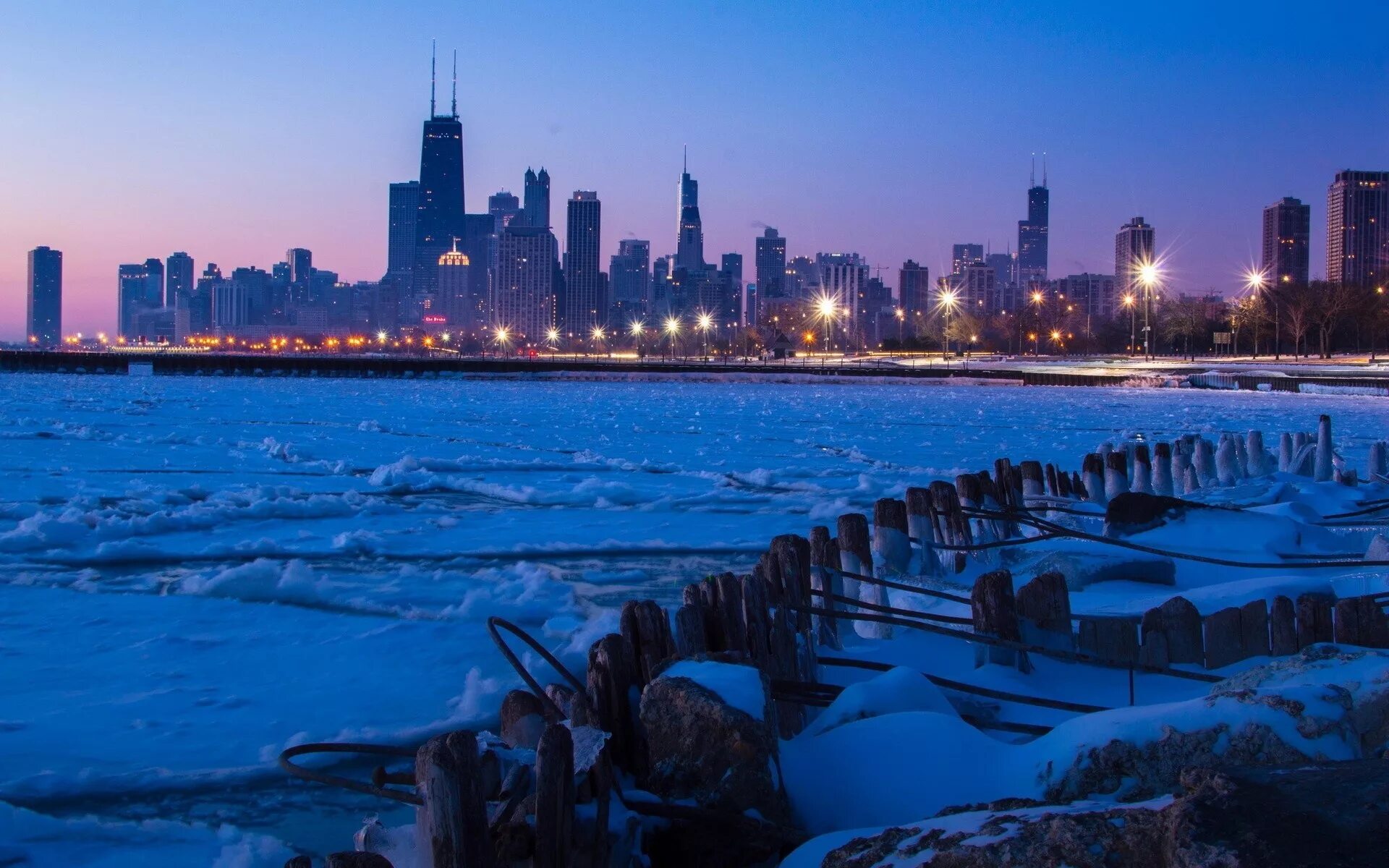 Америка зимнее время. Озеро Мичиган Чикаго. Мичиган озеро зимой Чикаго. Чикаго озеро Мичиган фото. Чикаго ночью Мичигана.
