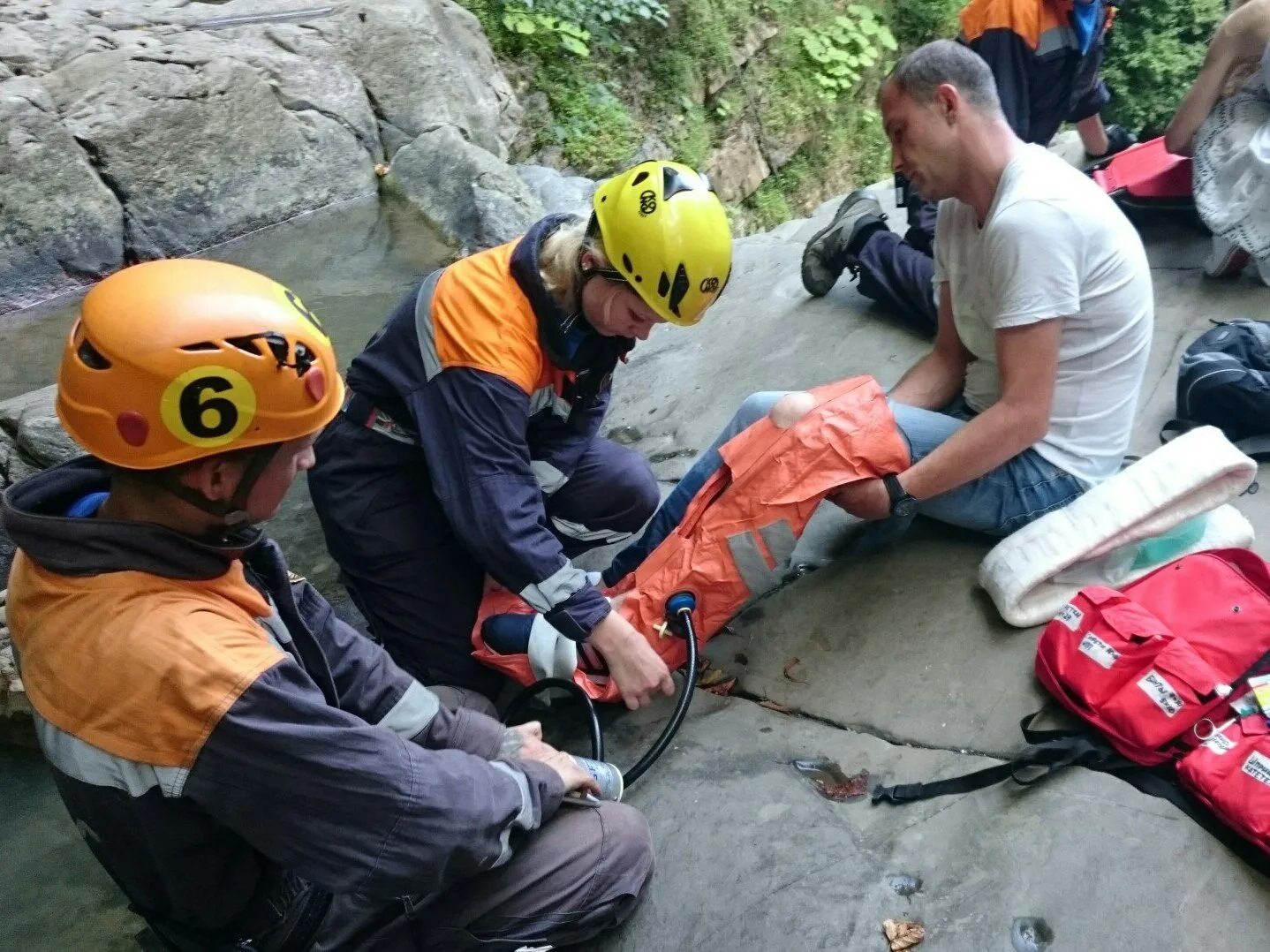 Мчс россии камчатка. Профессия спасатель мчс. Мчс россии спасательные операции в горах. Спасатели помощь. Мчс россии спасениет вгорах.