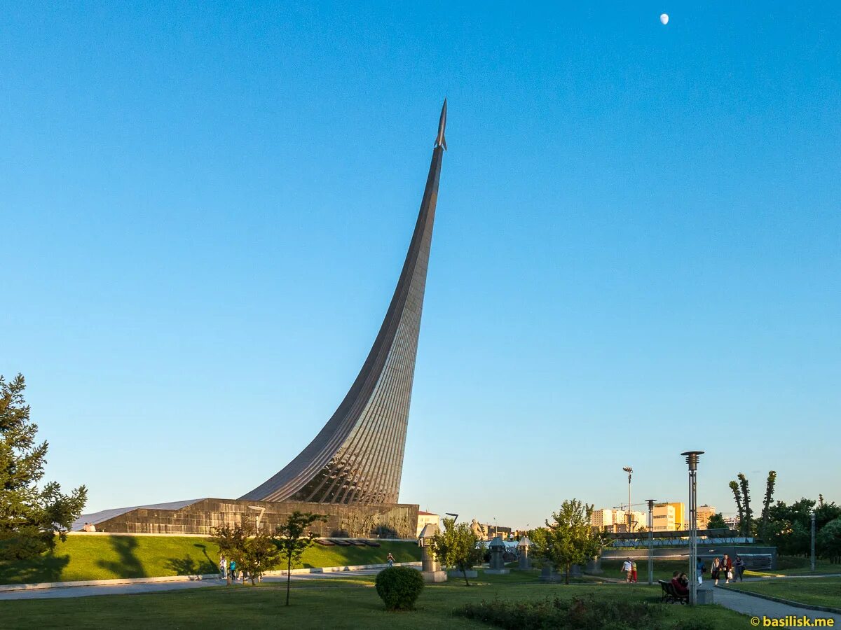 Памятник первому полету в космос. Монумент покорителям космоса на ВДНХ. Памятник-Обелиск «покорителям космоса». Обелиск покорителям космоса в Москве.