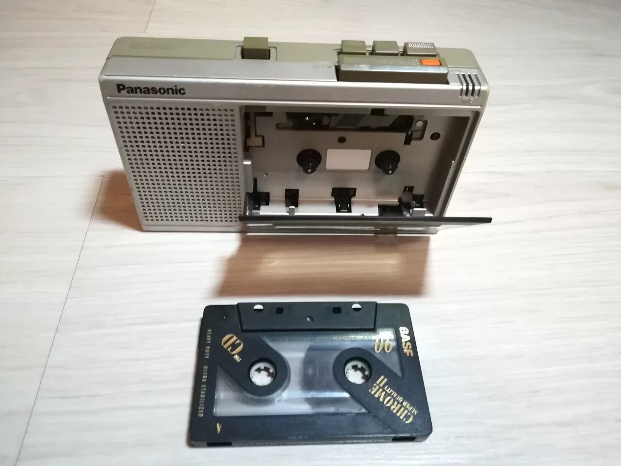 Кассета mini. Кассетный магнитофон сони 90. Мини кассеты сони 90. Cassette Sony xtune2. Кассетные диктофоны Philips 80-х.
