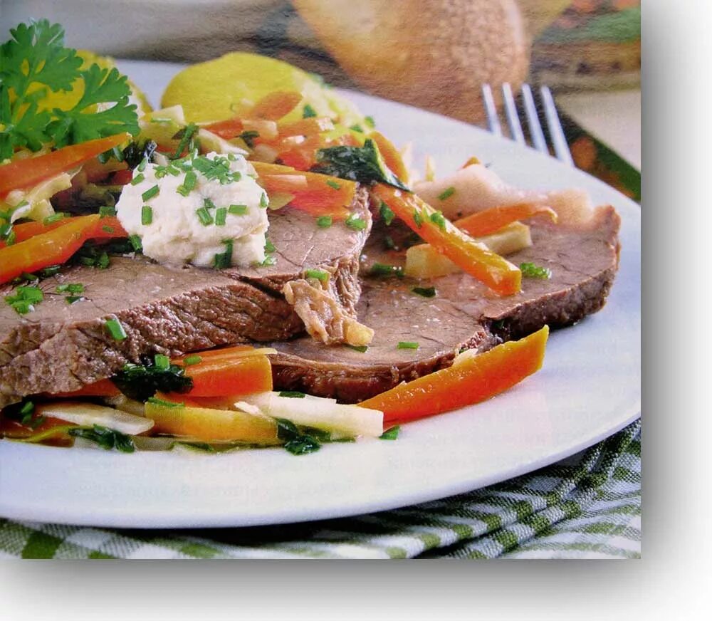 Отварная говядина гарнир. Отварное мясо. Отварное мясо. Венский тафельшпиц. Отварная говядина гарнир.
