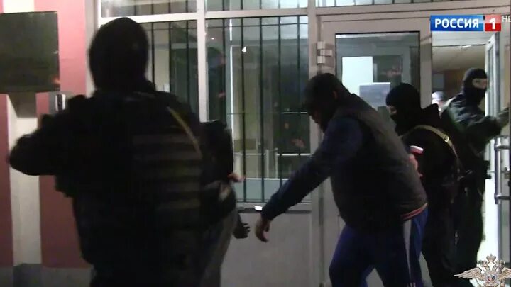 Обыск в офисе. Обыск женщин. Обыски одновременно. Обыск в офисе. Ставрополь задержание спецназ квартире досмотр квартире.