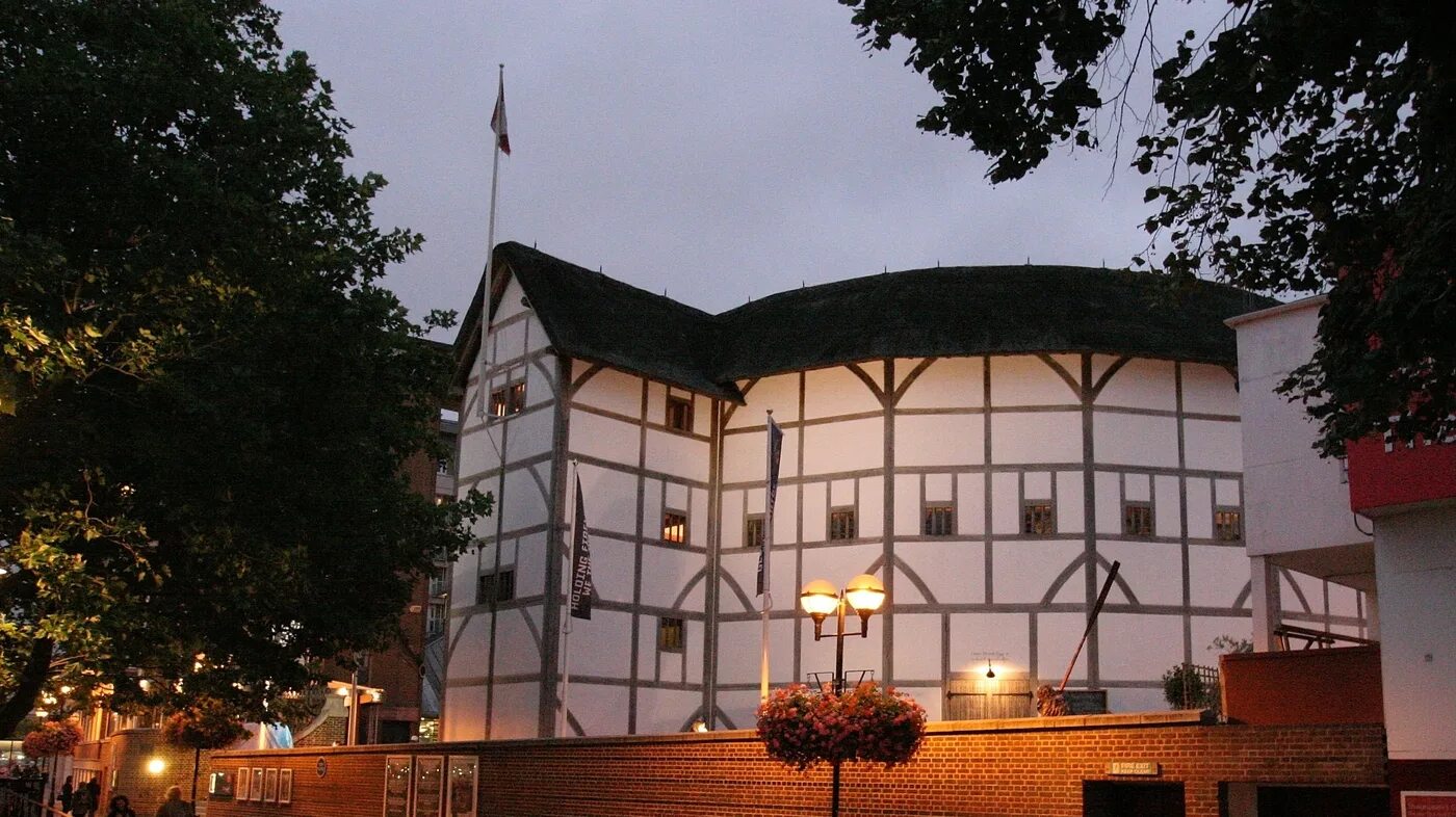 Theatre in use. Театр Глобус Шекспира в Лондоне. Шекспировский театр в Лондоне. Глоуб театр в Лондоне. Шекспировский театр Глобус.