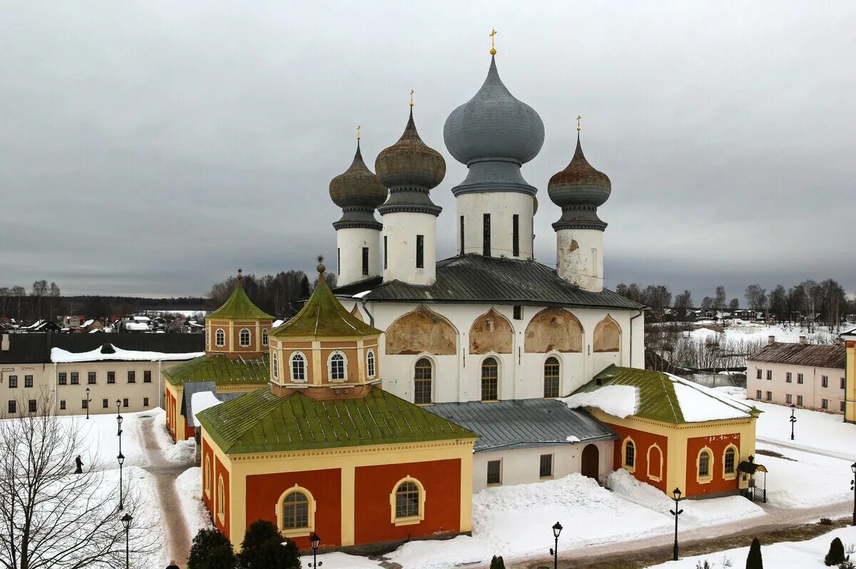 Монастырь в тихвине. Тихвинский богородичный успенский монастырь тихвин. успенский мужской монастырь тихвин. тихвинский богородичный успенский монастырь зимой. богородичного успенского монастыря тихвин.