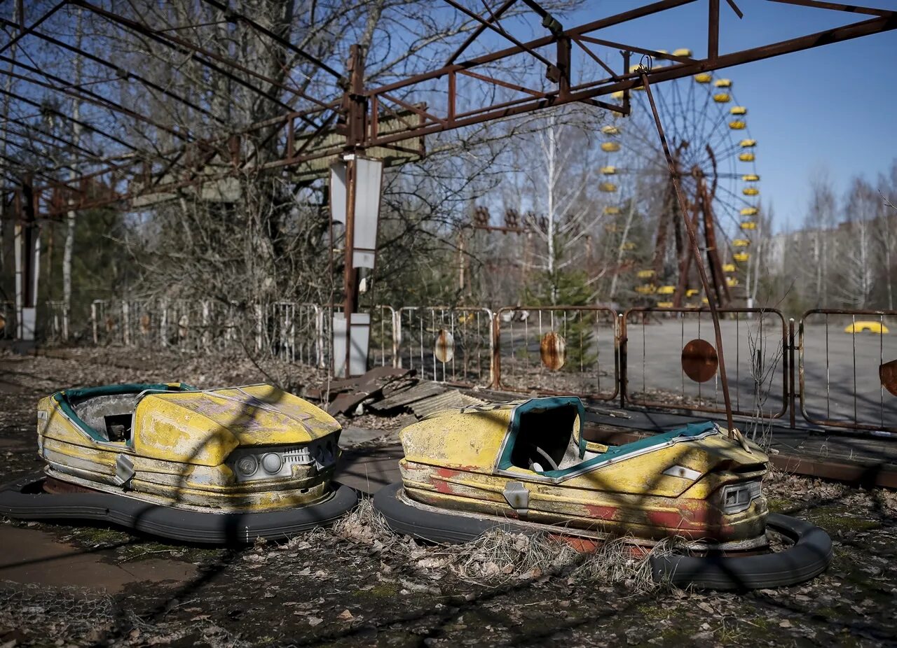 Chernobyl zone. Зона отчуждения Чернобыльской АЭС. Чернобыль зона город. Чернобыль зона отчуждения город Припять. Чернобыль заброшенный парк аттракционов.