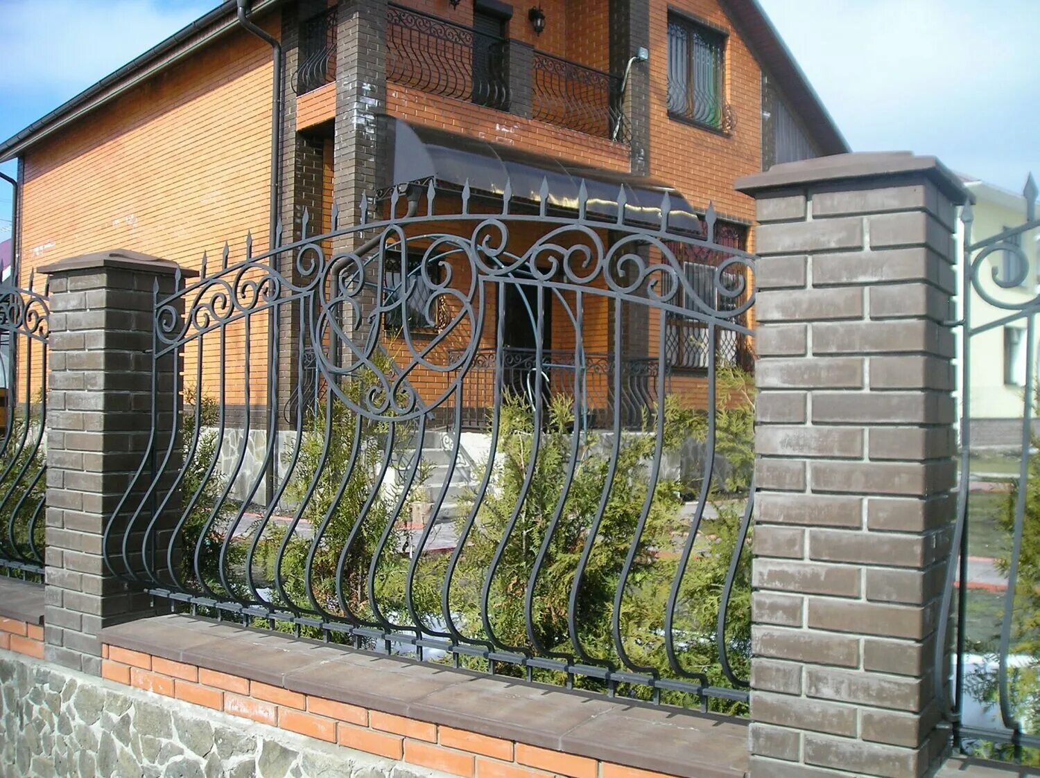 Установлен забор кованый. Установлен забор кованый. Красивые кованые заборы. Забор из квадратного профиля. Забор металлический кованый.