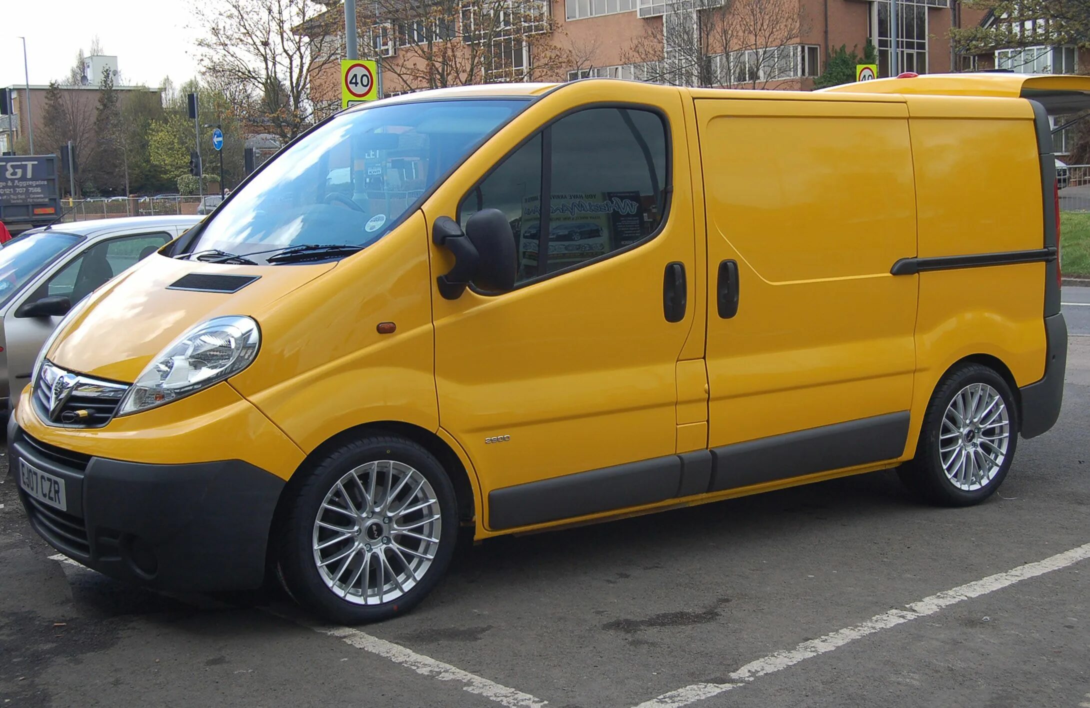 Opel renault. Renault Trafic желтый. Рено трафик обвес. Renault Trafic тюнинг. Vauxhall Vivaro.