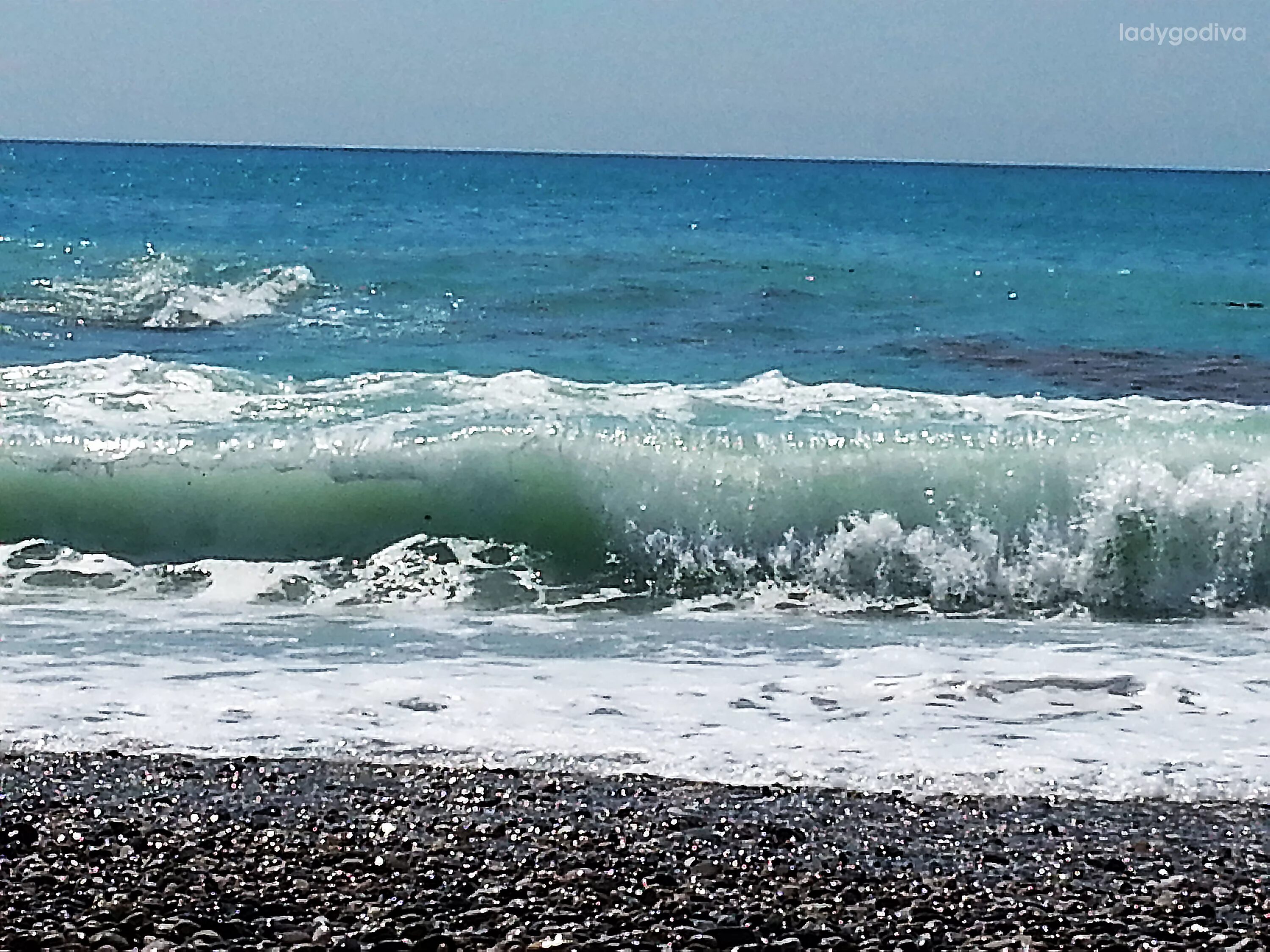 Море фото. Море фото высокое разрешение. Гагра большие волны. Гагры море барашки.
