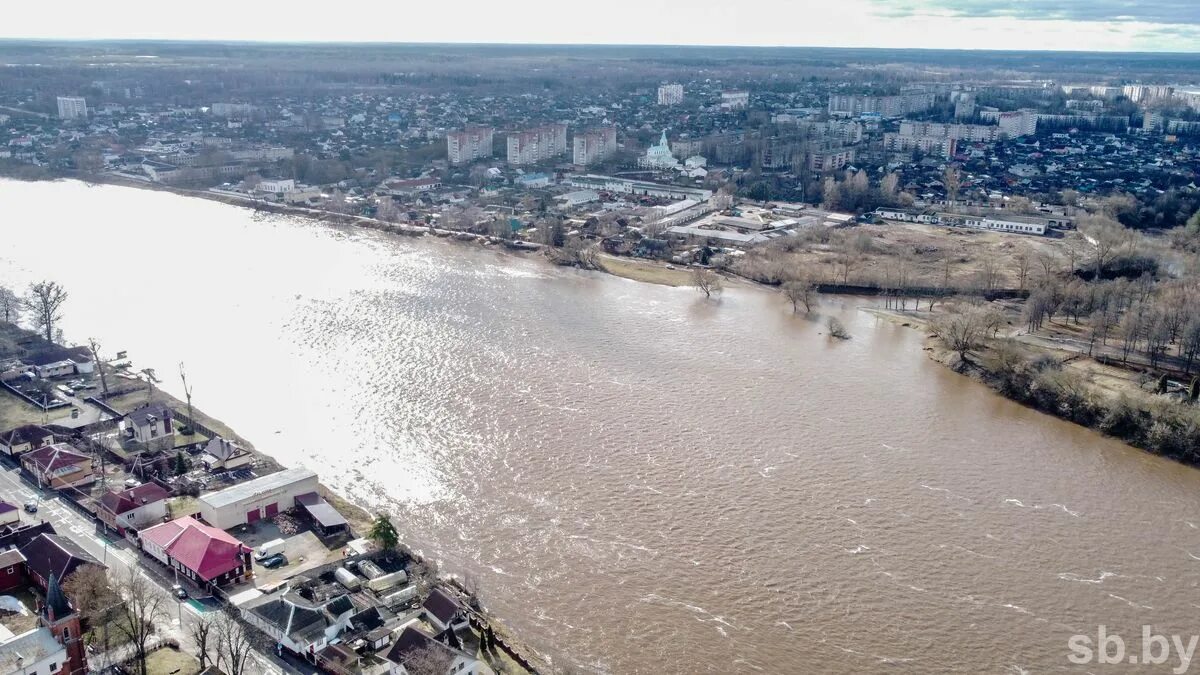 Западная Двина Полоцк. Река в Полоцке. Разлив с дрона. ГЭС на Западной Двине возле Полоцка.