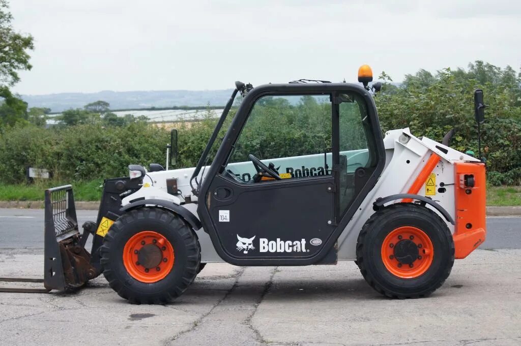 Bobcat телескопический. Bobcat т2250. Погрузчик Bobcat t2250. Телескопический погрузчик Bobcat 2250. Телескопические погрузчики Бобкэт т 2250.