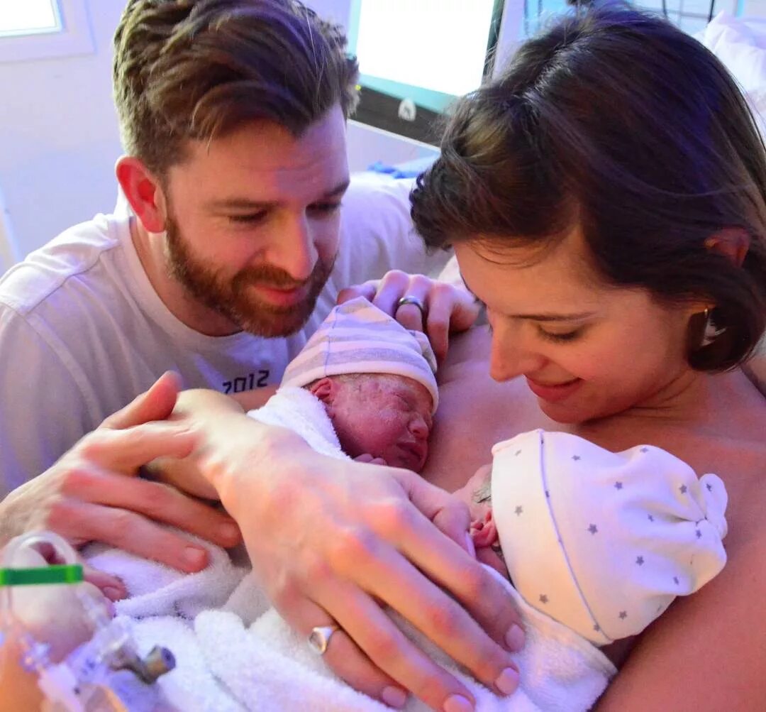 отец и дочка крупные кадры. саймон хупер многодетный отец. супер папа 3 х дочерей. многодетный отец. стильные папа и дочка.