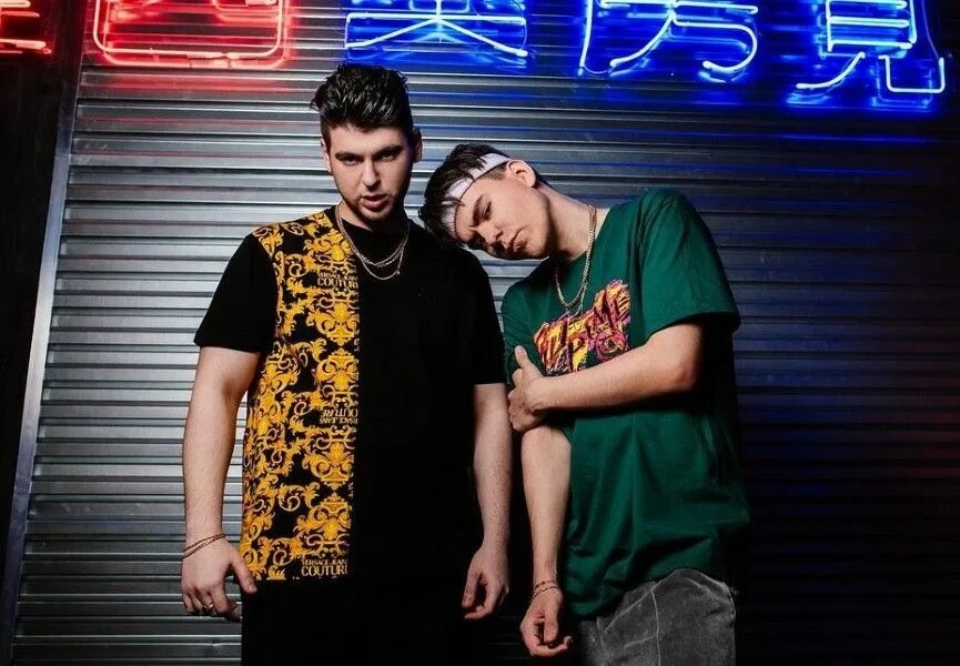 Июль анапа gayazovs brothers обложка. Дуэт гаязов бразер. Братья гаязовы июль. Группа гаязов бразерс. Гаязов бразерс.