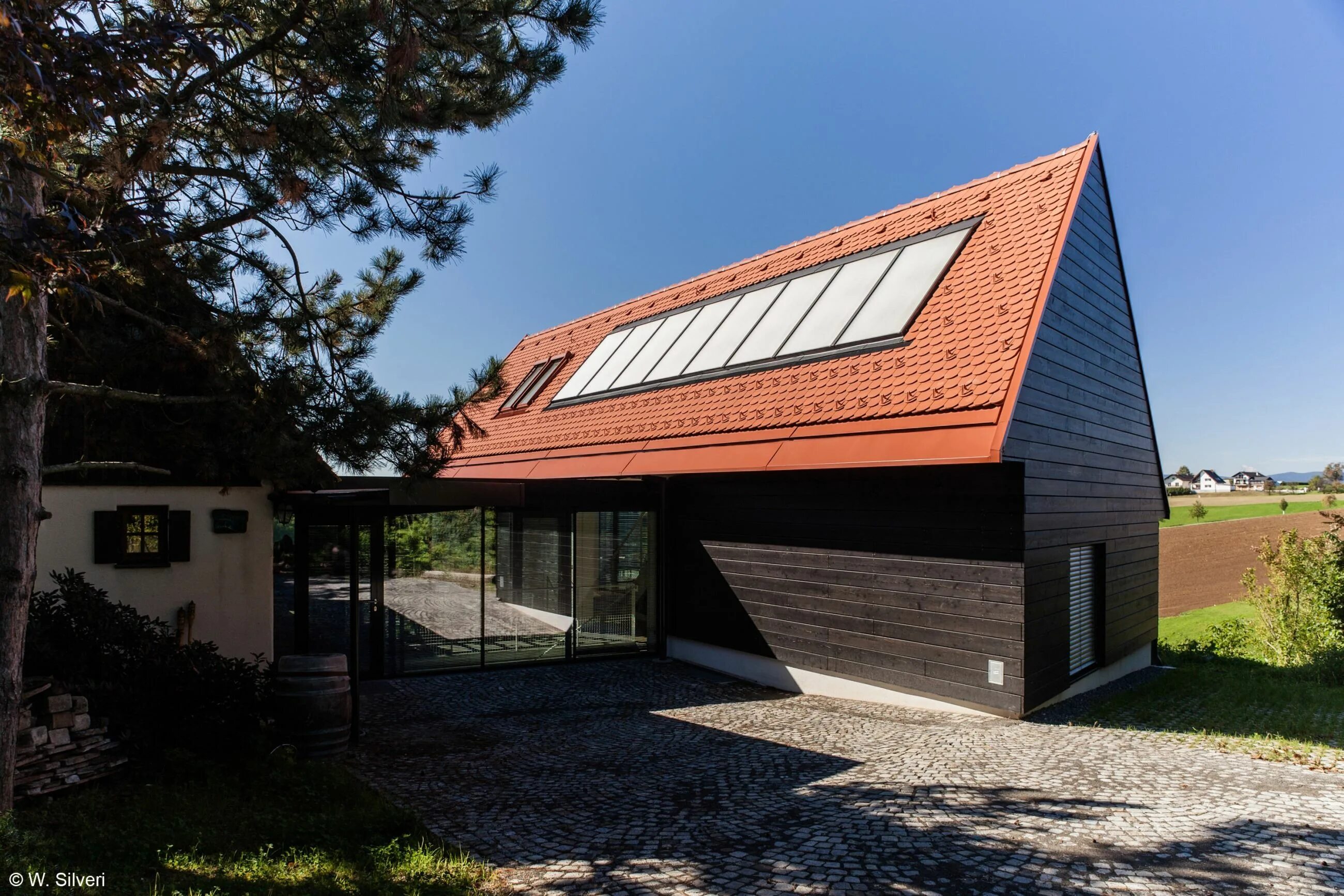 Два дома соединенные. Дом с двойной крышей. Два дома соединенные. Терраса между домом и гаражом. Два дома соединенные.