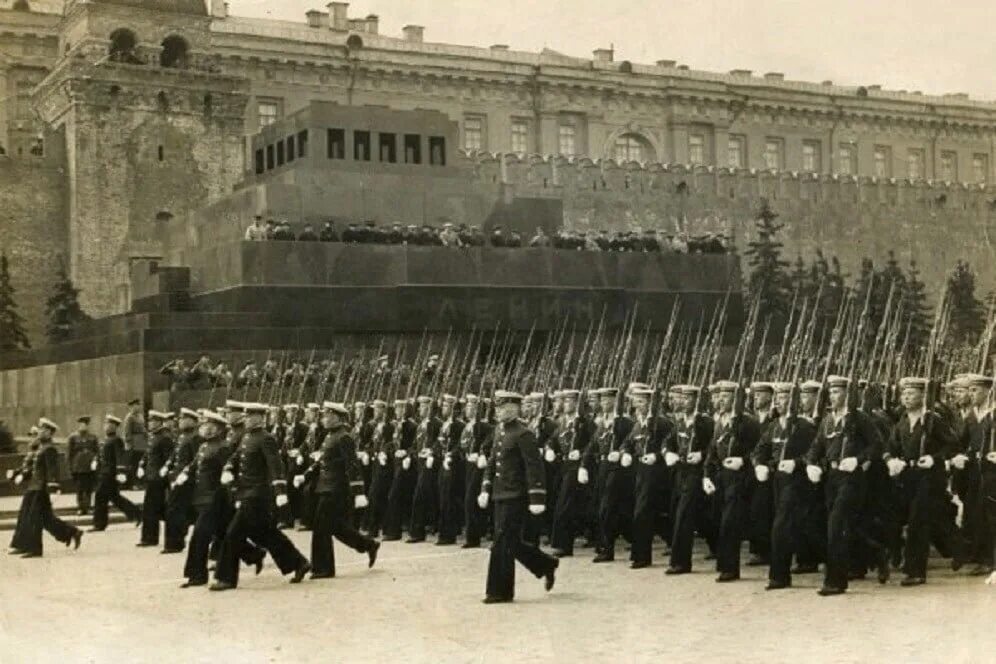 Где проходил первый парад. Парад 1939 года на красной площади в Москве. Курсанты ВВМУ им Фрунзе. Парад 1939 года в Москве. Первомайский парад 1941 года в Москве.