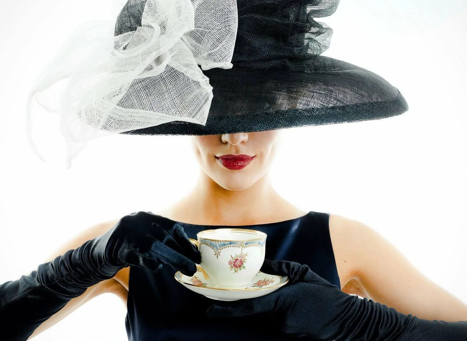 Hd 1080 джессика альба. Роковая женщина. Духи шляпка. Духи fatal charme xerjoff. Девушка в шляпе с духами.