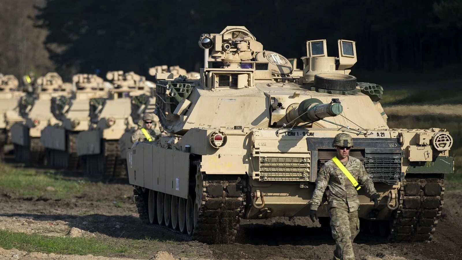 Танк Абрамс 2022. M1 Абрамс на Украине. Абрамс леопард Леклерк. Танки Abrams учения НАТО.