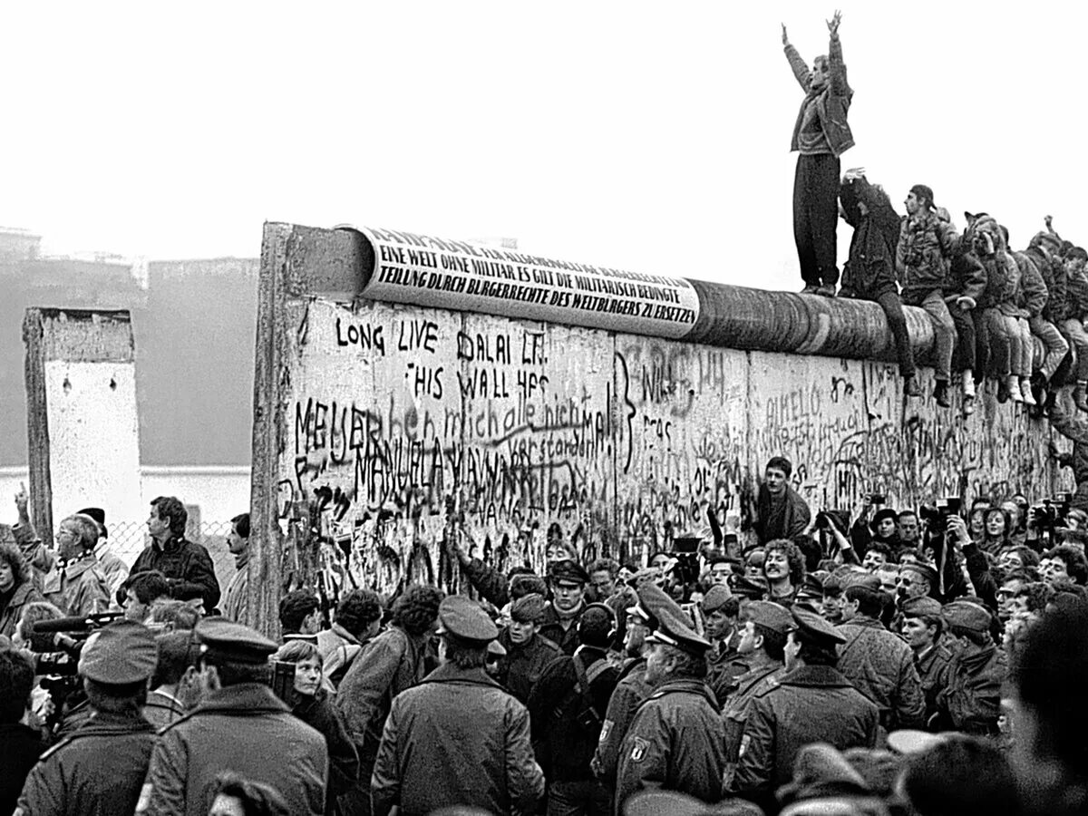 Падение берлинской стены 1989. Падение берлинской стены 1989 г. Крушение берлинской стены. Крушение берлинской стены 1989. Падение берлинской стены 1989 г.
