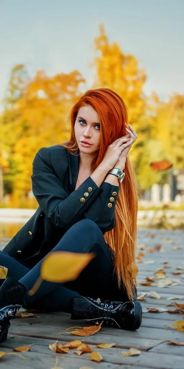 Девушка осенью. Девушка в лесу. Рыжие девушки. Рыжая девочка в парке. Рыжеволосая женщина.