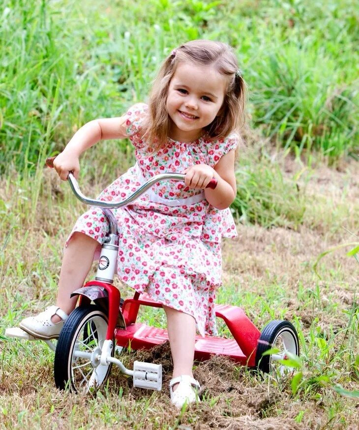 Фотосессия с трехлетним ребенком. Девочка три года в платье. Маленькая 3 летняя девочка. Велосипед для маленьких девочек. 2х летний ребенок.