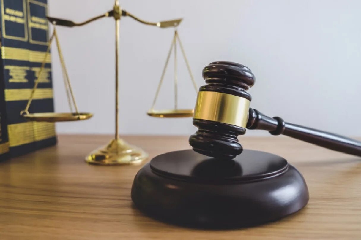 Судейские весы. Юридическая защита в суде. Правосудие по экономическим спорам. Споры в суде. Фемида.