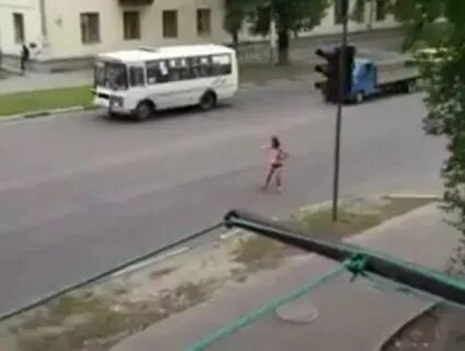 Увидела пьяную невестку на остановке