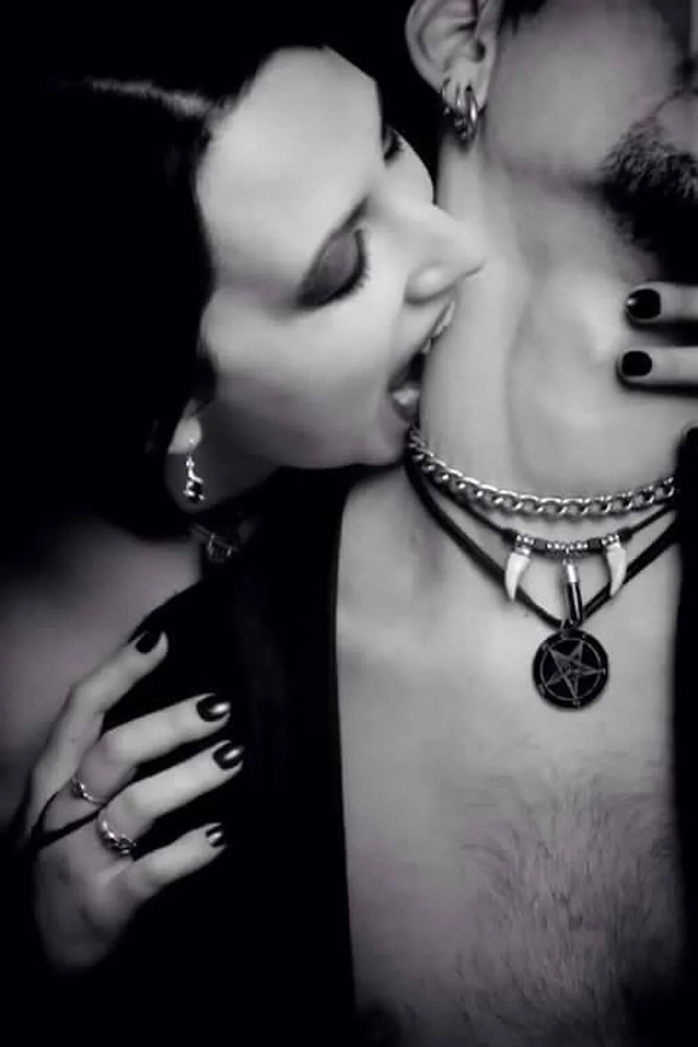 Человек кусает шею. Покусывание шеи. Девушка вцепилась в парня. Целует в шею. Человек кусает шею.