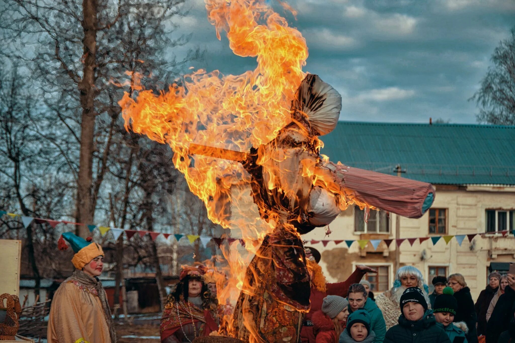 Почему сжигают чучело на масленицу для детей. Праздник Масленица сжигание чучела. Масленица гуляния чучело. Сожжение чучела на Масленицу. Обряды на Масленицу.