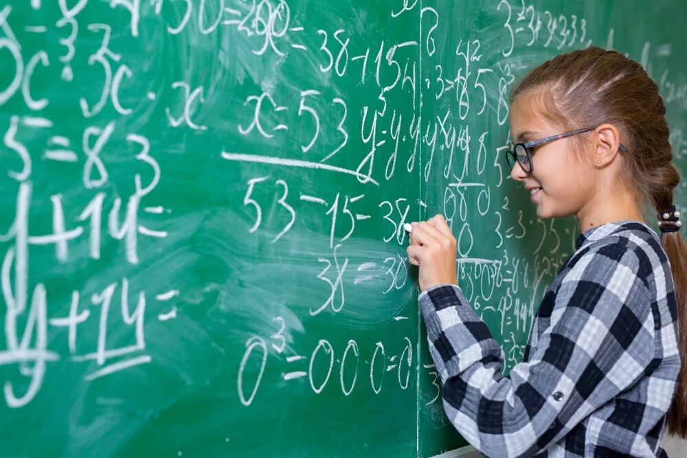 Дети занимаются математикой. Ребенок занимается математикой в начальной школе. Подросток занимается математикой. Мальчик занимается математикой.