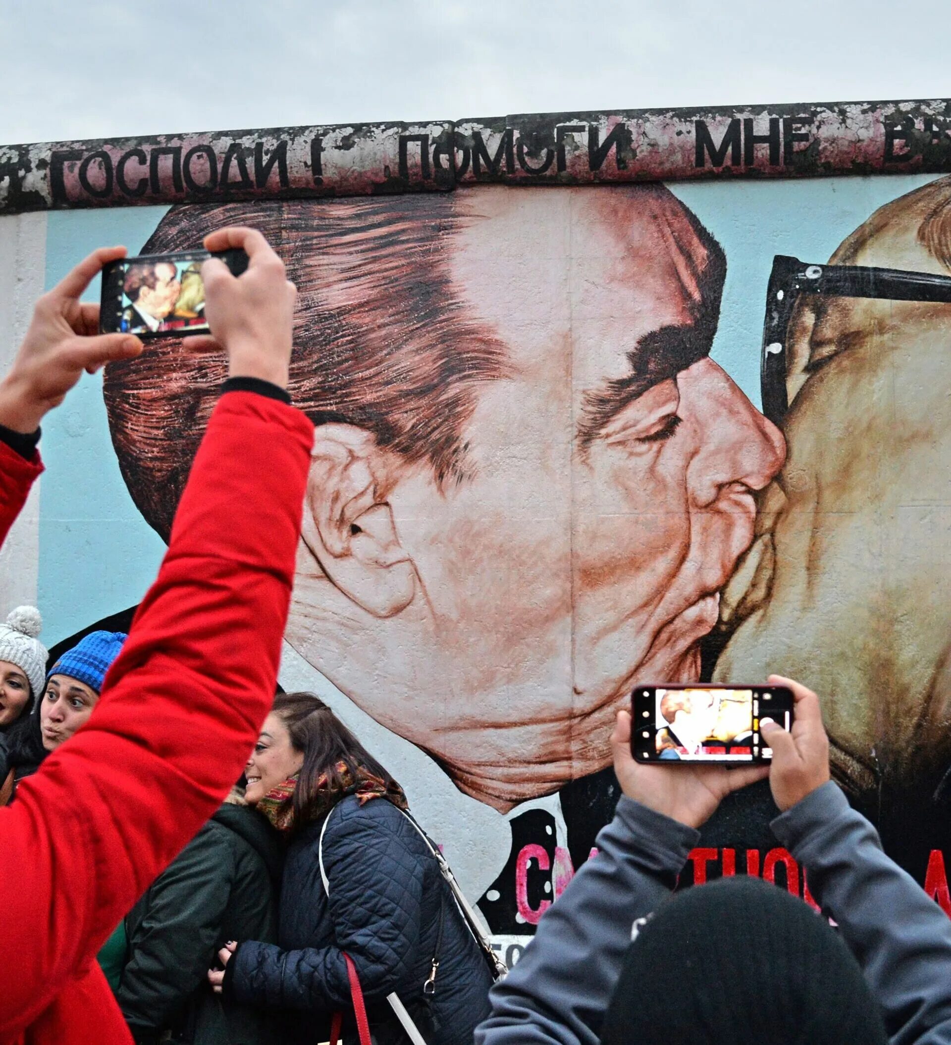 Господи помоги мне выжить среди этой. Брежнев и Хонеккер на Берлинской стене. Поцелуй Брежнева и Хонеккера на Берлинской стене. Берлинская стена Брежнев. Брежнев целует Хонеккера Берлинская стена.