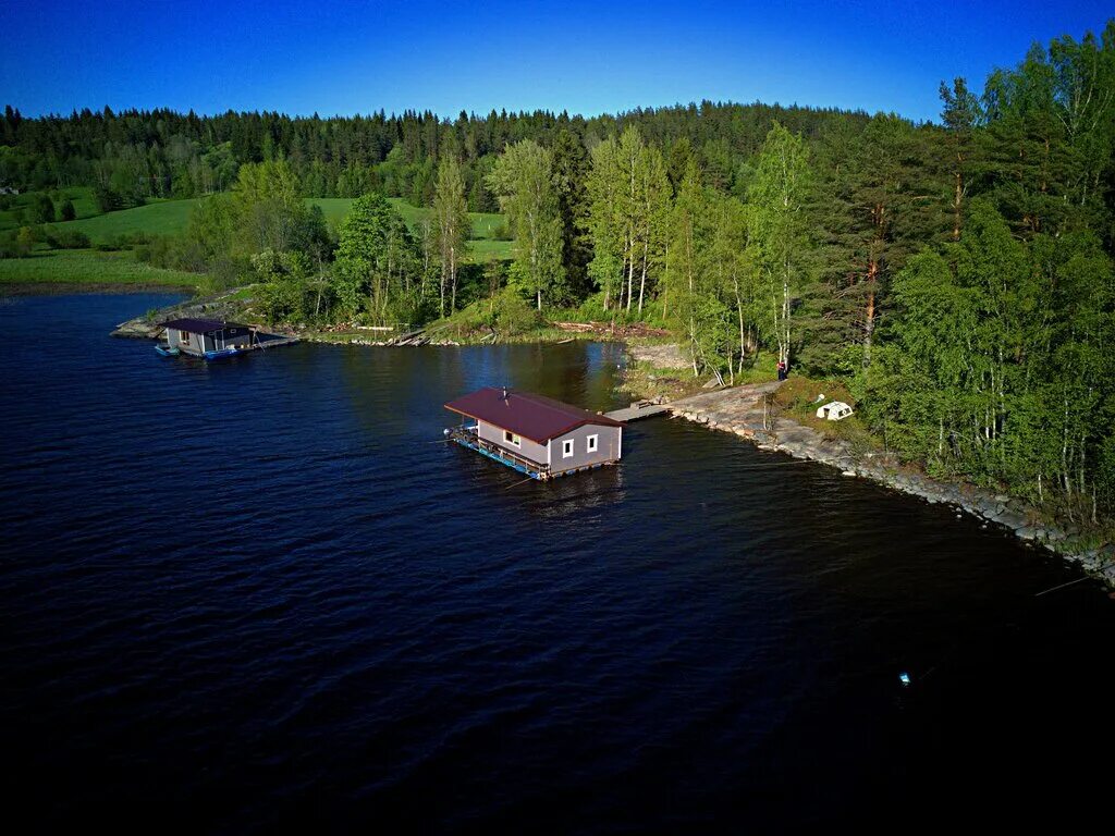 хаусбот ковчег в карелии. дом на воде карелия. Houseboat kovcheg карелия. плавучий дом акуловка карелия. лахденпохья ферма окуловка.