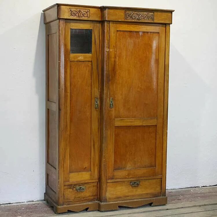 Какого года шкаф. Шкаф платяной ретро 1937 дуб. Платяной шкаф сталинский Ампир. Платяной шкаф антик. Старый шкаф.