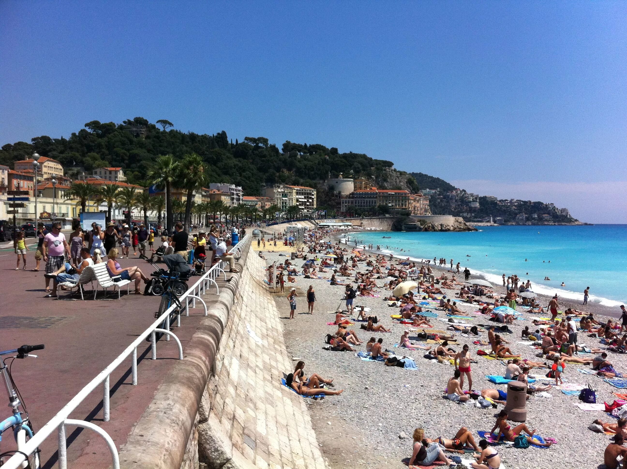 Nice beach. Пляж де карра Ницца. Лазурный берег Франции Ницца. Ницца Франция пляжи. Ницца Лазурный берег пляж.